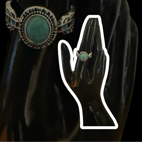 Jewelry - 🎉HP🎉Beautiful Silver Fashion Ring🎉HP🎉